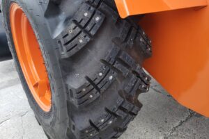 サムネイル: 令和６年　日立　ZW100-6　スノースパイクタイヤ・エアコン付　1.3立米（車検令和8年12月）