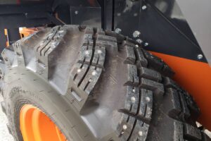サムネイル: 令和６年　日立　ZW100-6　スノースパイクタイヤ・エアコン付　1.3立米（車検令和8年12月）
