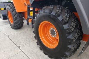 サムネイル: 令和６年　日立　ZW100-6　スノースパイクタイヤ・エアコン付　1.3立米（車検令和8年12月）