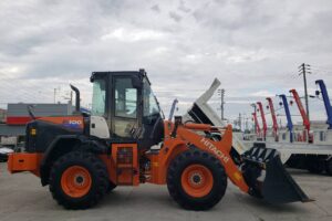 サムネイル: 令和６年　日立　ZW100-6　スノースパイクタイヤ・エアコン付　1.3立米（車検令和8年12月）