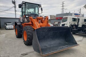サムネイル: 令和６年　日立　ZW100-6　スノースパイクタイヤ・エアコン付　1.3立米（車検令和8年12月）