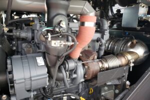サムネイル: 令和６年　日立　ZW100-6　スノースパイクタイヤ・エアコン付　1.3立米（車検令和8年12月）