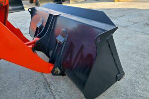 サムネイル: 平成25年　クボタ R430Z　バケット幅158cm　0.4立米　使用時間1071時間