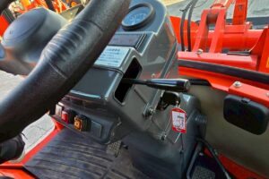 サムネイル: 平成25年　クボタ R430Z　バケット幅158cm　0.4立米　使用時間1071時間