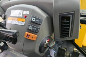 サムネイル: 平成29年　ヤンマー　V4-7　スノータイヤ・チェーン付き　使用時間1300時間　0.５立米