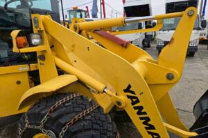 サムネイル: 平成29年　ヤンマー　V4-7　スノータイヤ・チェーン付き　使用時間1300時間　0.５立米