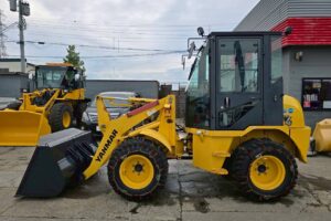 サムネイル: 平成29年　ヤンマー　V4-7　スノータイヤ・チェーン付き　使用時間1300時間　0.５立米