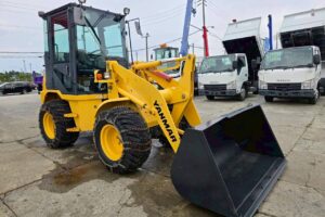サムネイル: 平成29年　ヤンマー　V4-7　スノータイヤ・チェーン付き　使用時間1300時間　0.５立米
