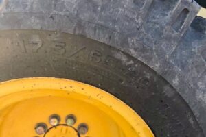 サムネイル: ２００１年式　コマツ WA80-3　0.9立米　スノウプラウ・バケット付（車検令和7年11月）