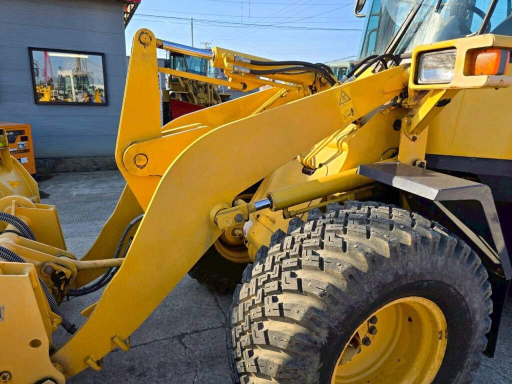 ２００１年式　コマツ WA80-3　0.9立米　スノウプラウ・バケット付（車検令和7年11月）