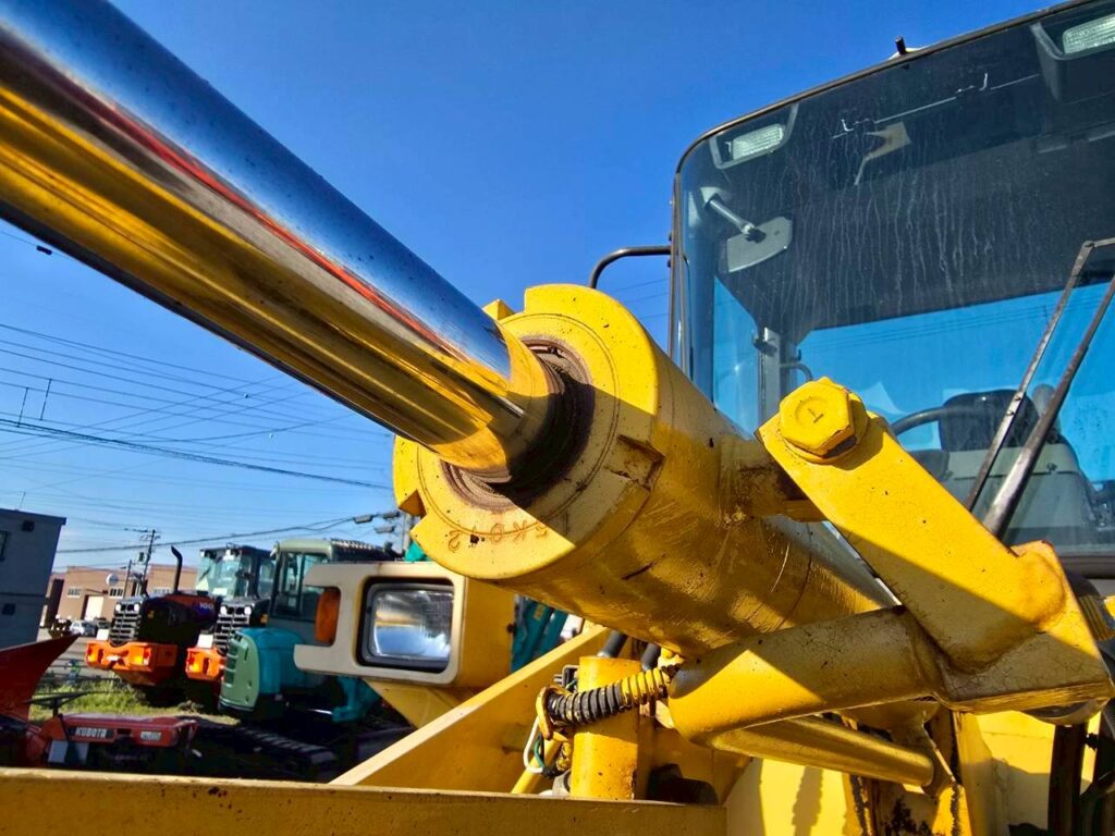 ２００１年式　コマツ WA80-3　0.9立米　スノウプラウ・バケット付（車検令和7年11月）