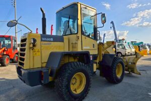 サムネイル: ２００１年式　コマツ WA80-3　0.9立米　スノウプラウ・バケット付（車検令和7年11月）