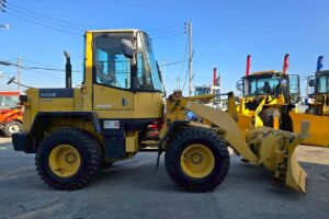 サムネイル: ２００１年式　コマツ WA80-3　0.9立米　スノウプラウ・バケット付（車検令和7年11月）