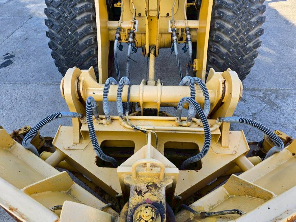 ２００１年式　コマツ WA80-3　0.9立米　スノウプラウ・バケット付（車検令和7年11月）