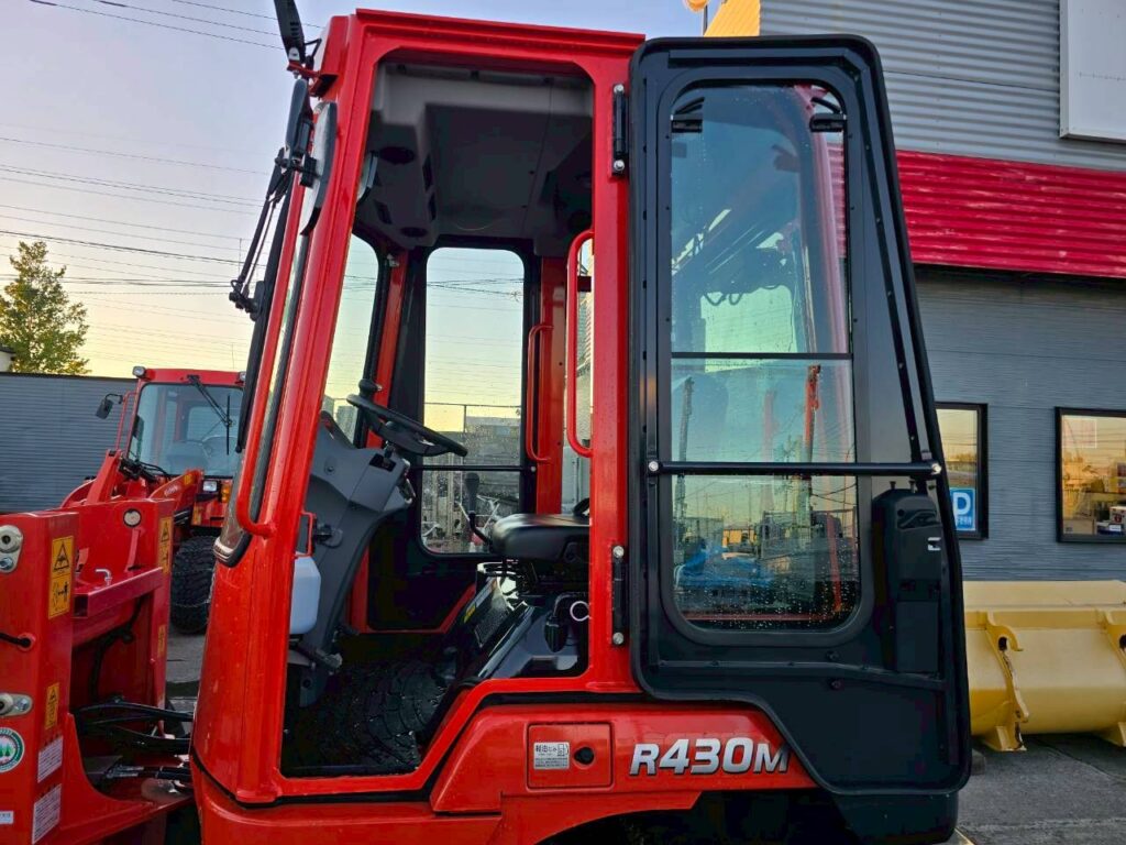 令和６年　クボタ　R430M　ちょい乗り　2024年モデル　0.4㎥　スノータイヤ（チェーン付き）盗難防止装置　★使用時間４６ＨＲ★
