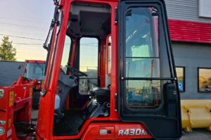 サムネイル: 令和６年　クボタ　R430M　ちょい乗り　2024年モデル　0.4㎥　スノータイヤ（チェーン付き）盗難防止装置　★使用時間４６ＨＲ★