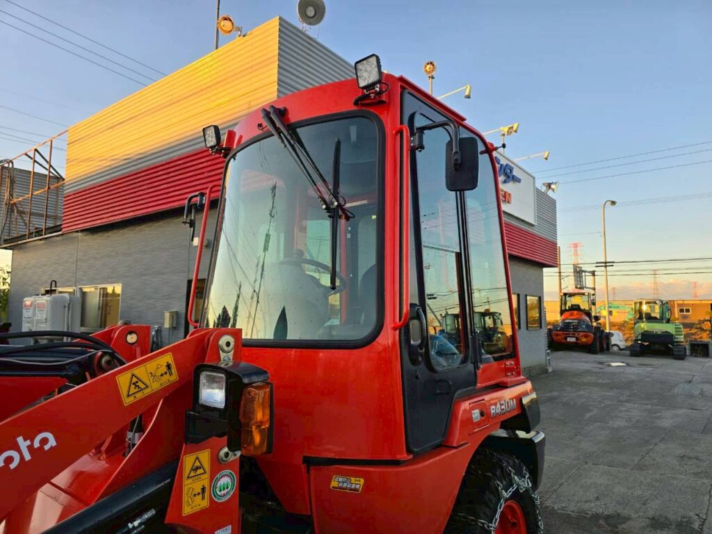 令和６年　クボタ　R430M　ちょい乗り　2024年モデル　0.4㎥　スノータイヤ（チェーン付き）盗難防止装置　★使用時間４６ＨＲ★