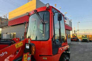サムネイル: 令和６年　クボタ　R430M　ちょい乗り　2024年モデル　0.4㎥　スノータイヤ（チェーン付き）盗難防止装置　★使用時間４６ＨＲ★