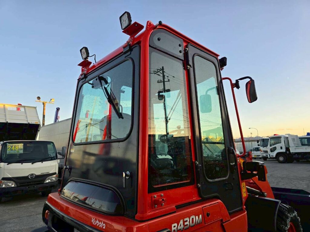 令和６年　クボタ　R430M　ちょい乗り　2024年モデル　0.4㎥　スノータイヤ（チェーン付き）盗難防止装置　★使用時間４６ＨＲ★