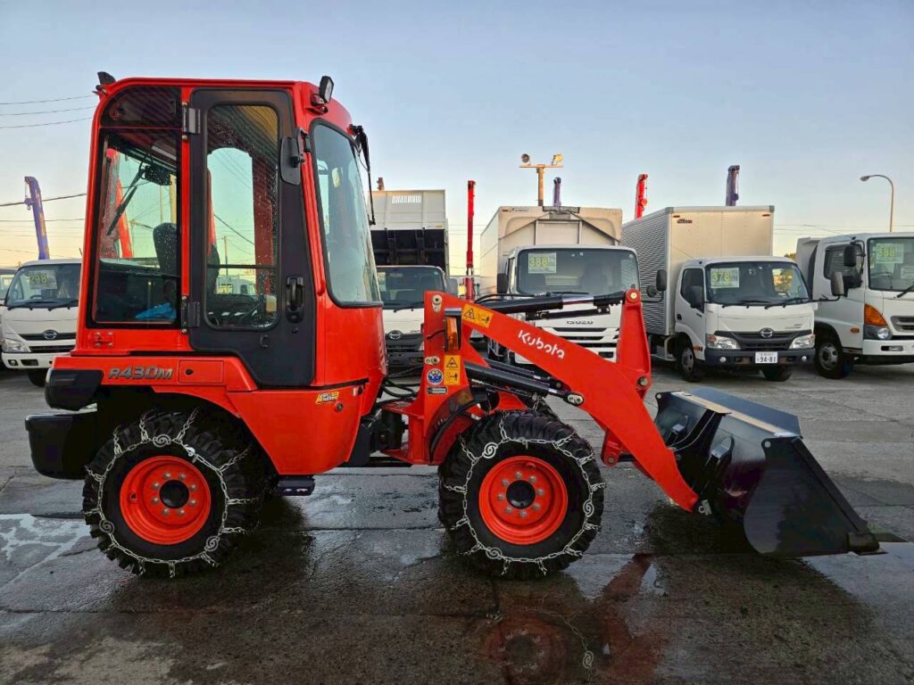 令和６年　クボタ　R430M　ちょい乗り　2024年モデル　0.4㎥　スノータイヤ（チェーン付き）盗難防止装置　★使用時間４６ＨＲ★