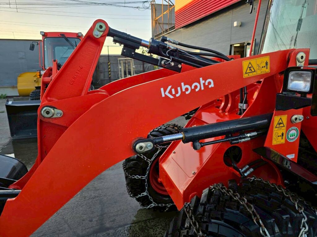 令和６年　クボタ　R430M　ちょい乗り　2024年モデル　0.4㎥　スノータイヤ（チェーン付き）盗難防止装置　★使用時間４６ＨＲ★