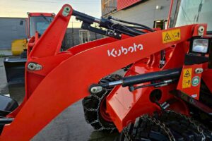 サムネイル: 令和６年　クボタ　R430M　ちょい乗り　2024年モデル　0.4㎥　スノータイヤ（チェーン付き）盗難防止装置　★使用時間４６ＨＲ★