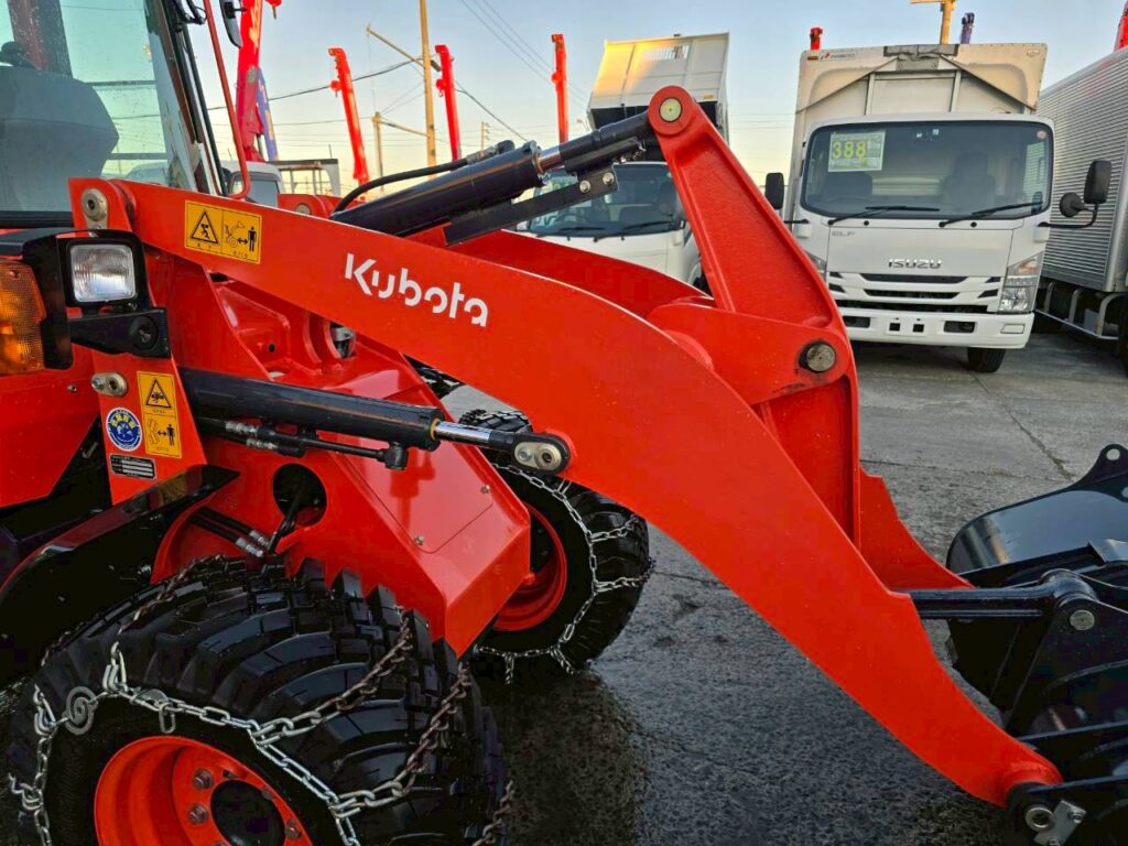 令和６年　クボタ　R430M　ちょい乗り　2024年モデル　0.4㎥　スノータイヤ（チェーン付き）盗難防止装置　★使用時間４６ＨＲ★