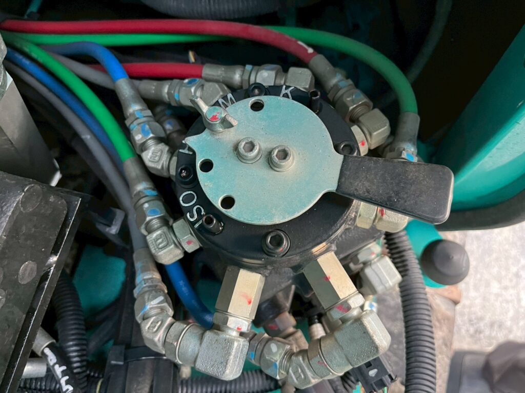 コベルコ　バックホー　SK80UR-6E　0.28㎥　オフセットブーム・クレーン仕様・旋回マルチ・後方超小旋回