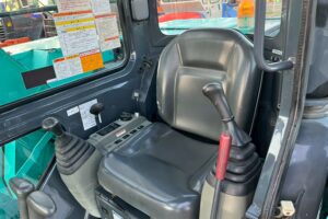 サムネイル: コベルコ　バックホー　SK80UR-6E　0.28㎥　オフセットブーム・クレーン仕様・旋回マルチ・後方超小旋回