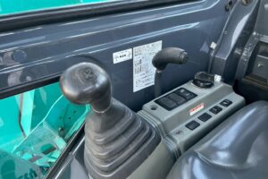 サムネイル: コベルコ　バックホー　SK80UR-6E　0.28㎥　オフセットブーム・クレーン仕様・旋回マルチ・後方超小旋回