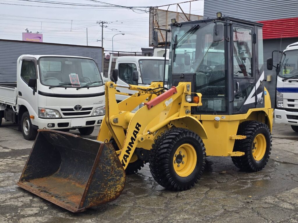 平成28年　ヤンマー　V3-7　0.4立米　スノースパイクタイヤ装着車・使用時間712時間