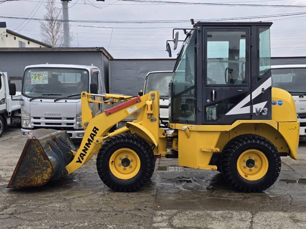 平成28年　ヤンマー　V3-7　0.4立米　スノースパイクタイヤ装着車・使用時間712時間