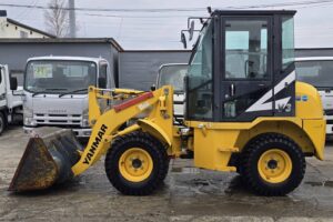 サムネイル: 平成28年　ヤンマー　V3-7　0.4立米　スノースパイクタイヤ装着車・使用時間712時間
