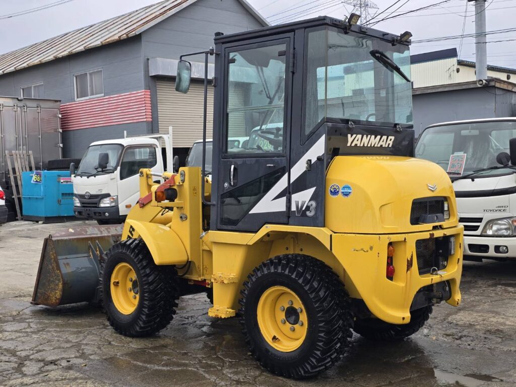 平成28年　ヤンマー　V3-7　0.4立米　スノースパイクタイヤ装着車・使用時間712時間