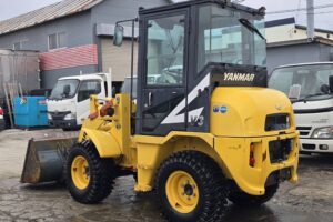 サムネイル: 平成28年　ヤンマー　V3-7　0.4立米　スノースパイクタイヤ装着車・使用時間712時間