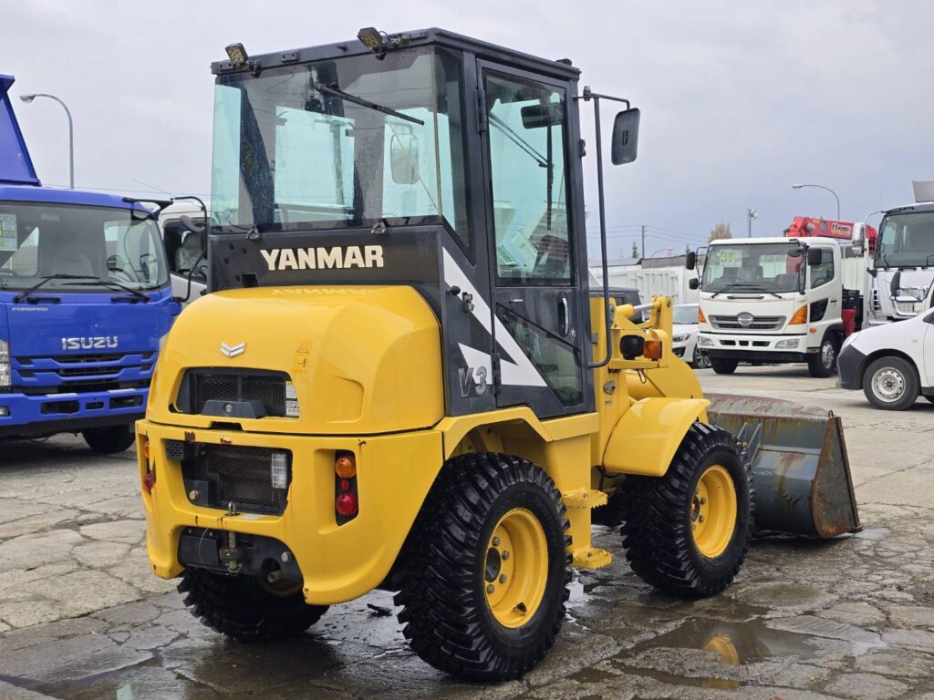 平成28年　ヤンマー　V3-7　0.4立米　スノースパイクタイヤ装着車・使用時間712時間
