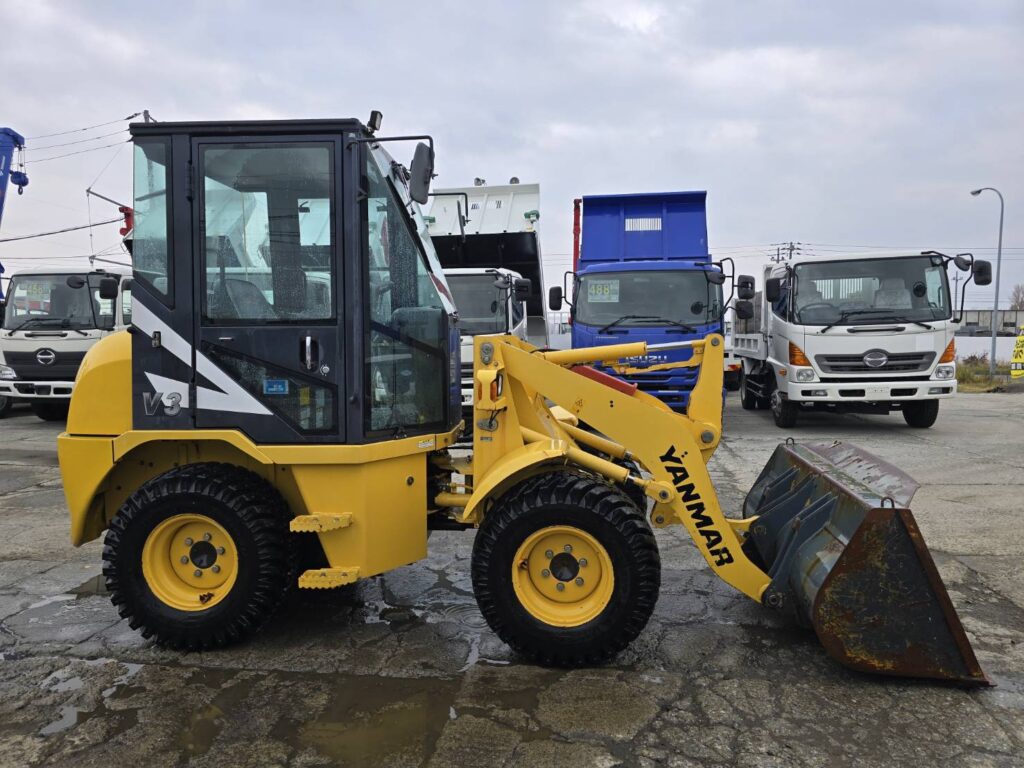 平成28年　ヤンマー　V3-7　0.4立米　スノースパイクタイヤ装着車・使用時間712時間