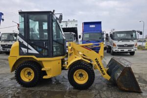 サムネイル: 平成28年　ヤンマー　V3-7　0.4立米　スノースパイクタイヤ装着車・使用時間712時間