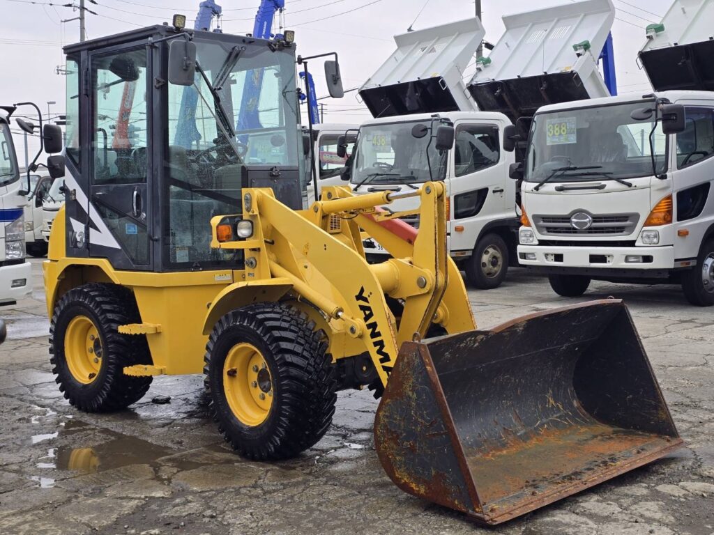 平成28年　ヤンマー　V3-7　0.4立米　スノースパイクタイヤ装着車・使用時間712時間