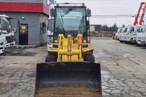 サムネイル: 平成28年　ヤンマー　V3-7　0.4立米　スノースパイクタイヤ装着車・使用時間712時間