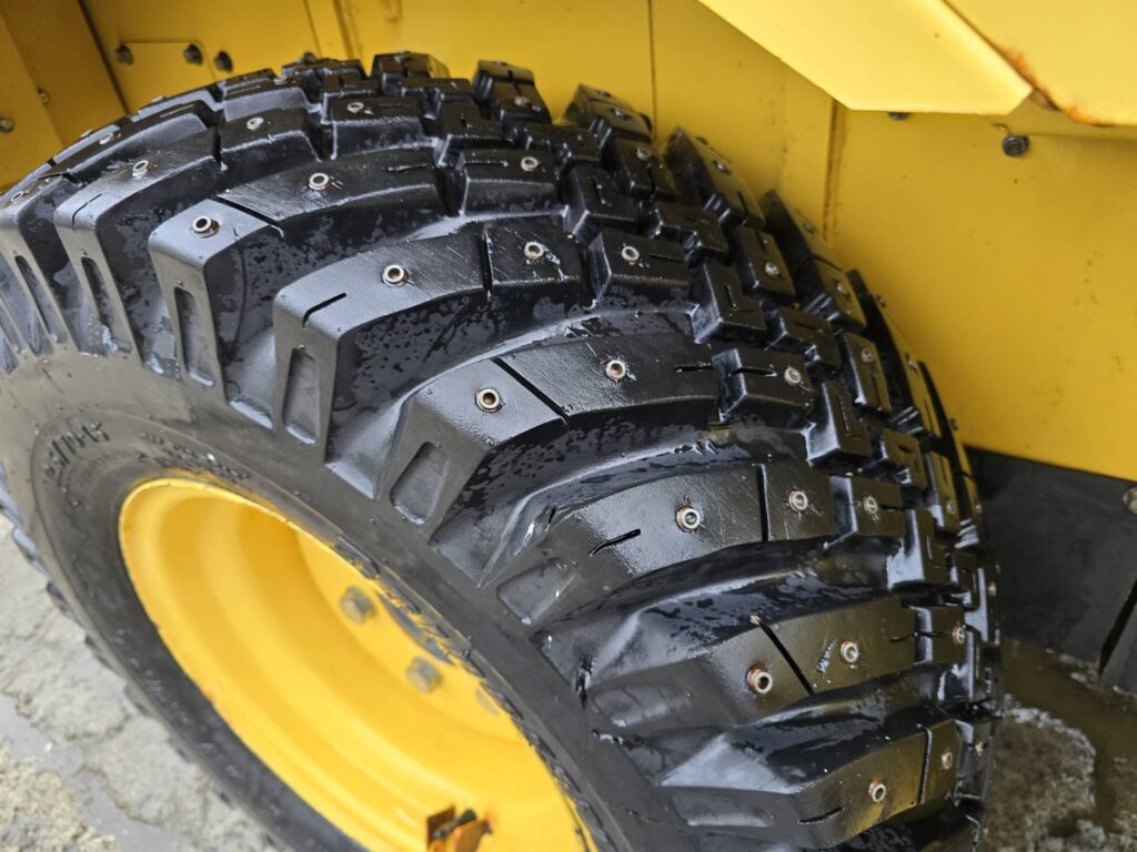 平成28年　ヤンマー　V3-7　0.4立米　スノースパイクタイヤ装着車・使用時間712時間