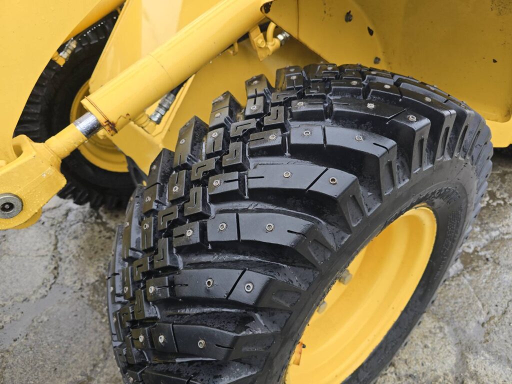 平成28年　ヤンマー　V3-7　0.4立米　スノースパイクタイヤ装着車・使用時間712時間