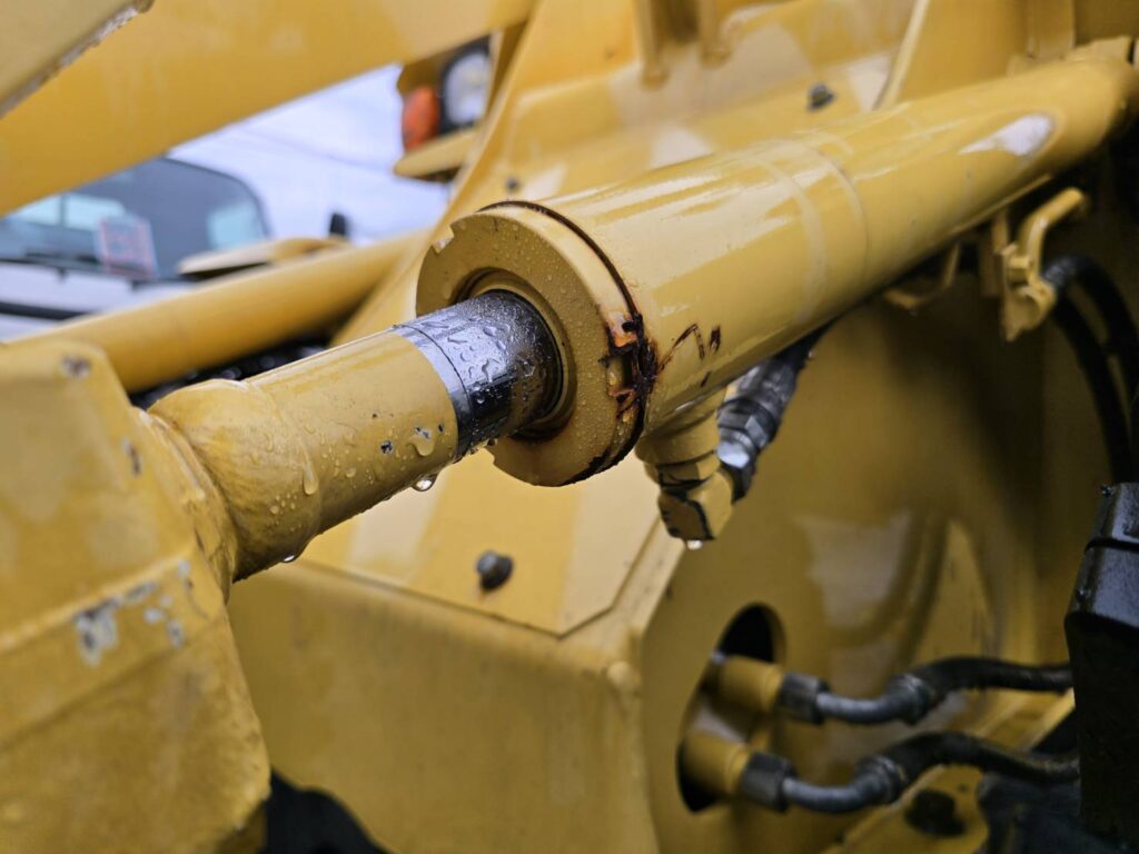 平成28年　ヤンマー　V3-7　0.4立米　スノースパイクタイヤ装着車・使用時間712時間