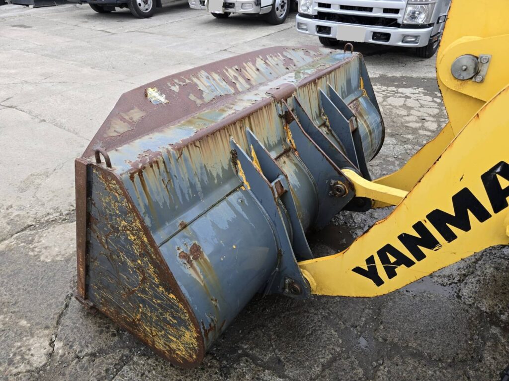 平成28年　ヤンマー　V3-7　0.4立米　スノースパイクタイヤ装着車・使用時間712時間