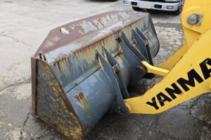 サムネイル: 平成28年　ヤンマー　V3-7　0.4立米　スノースパイクタイヤ装着車・使用時間712時間