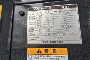 サムネイル: 平成28年　ヤンマー　V3-7　0.4立米　スノースパイクタイヤ装着車・使用時間712時間