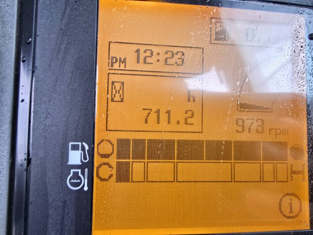 平成28年　ヤンマー　V3-7　0.4立米　スノースパイクタイヤ装着車・使用時間712時間