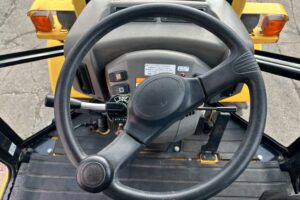 サムネイル: 平成28年 ヤンマー V3-7 0.4立米 使用時間710時間