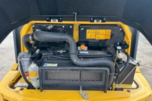 サムネイル: 平成28年 ヤンマー V3-7 0.4立米 使用時間710時間