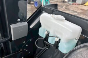 サムネイル: 平成28年 ヤンマー V3-7 0.4立米 使用時間710時間